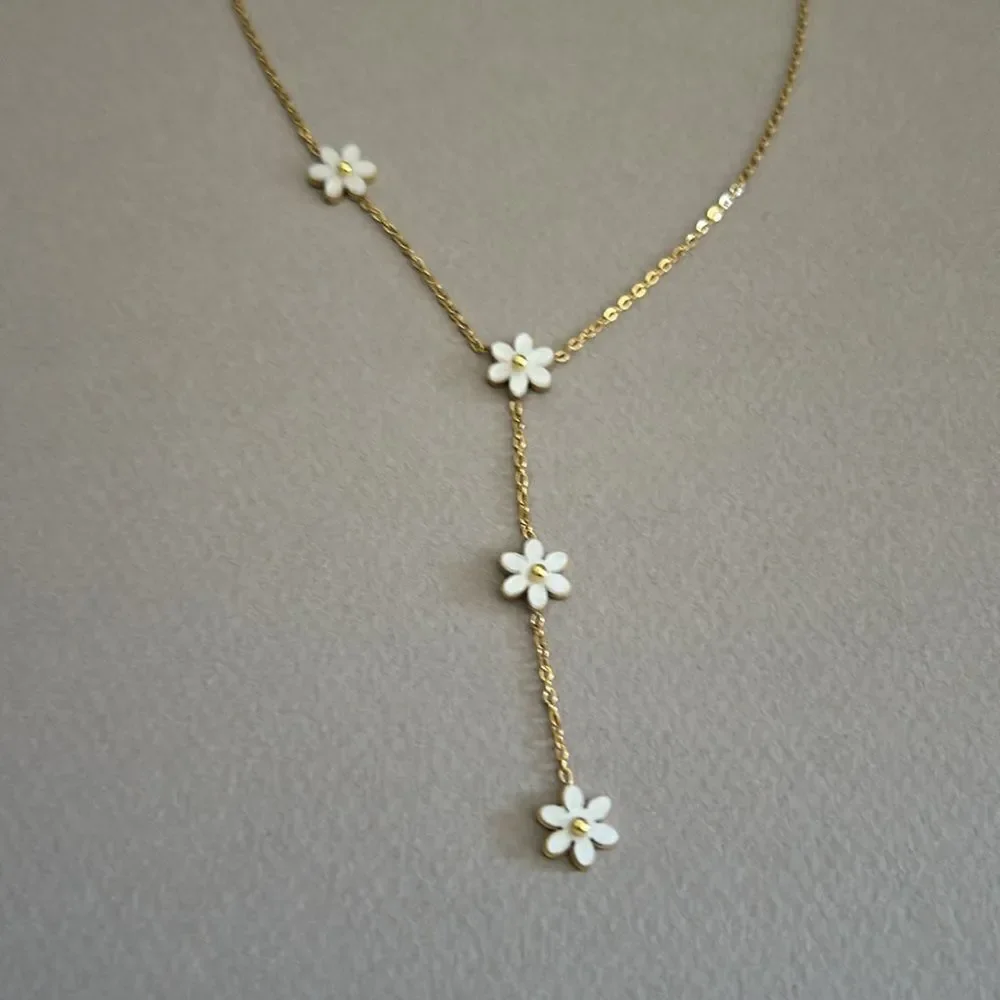 Gold Daisy Necklace A1295 - Picture 4 of 5
